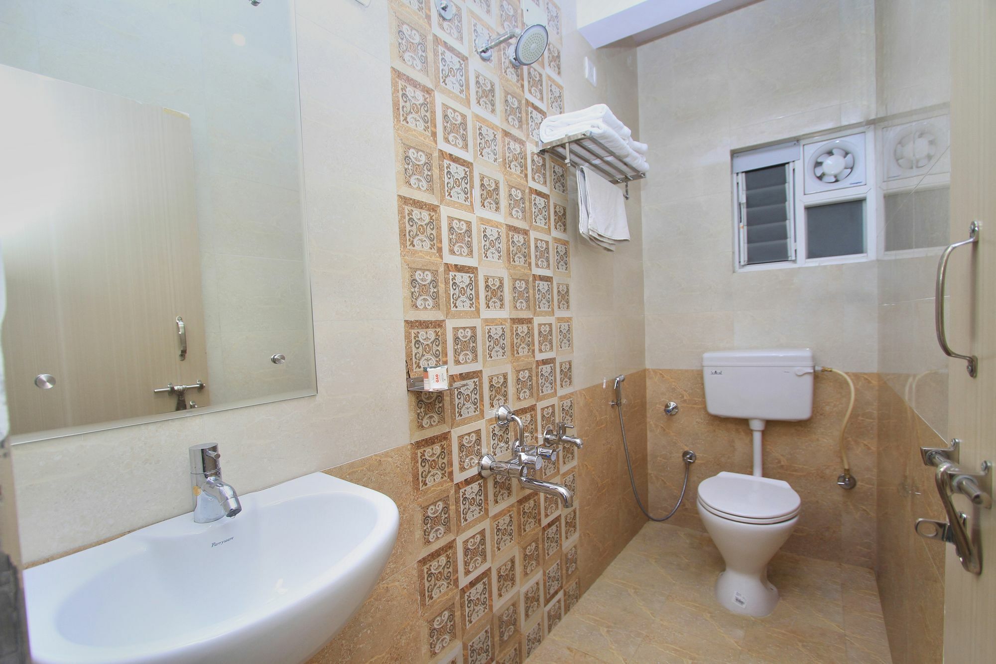 Hotel O Golden Inn Near Cubbon Park Bangalore Bagian luar foto