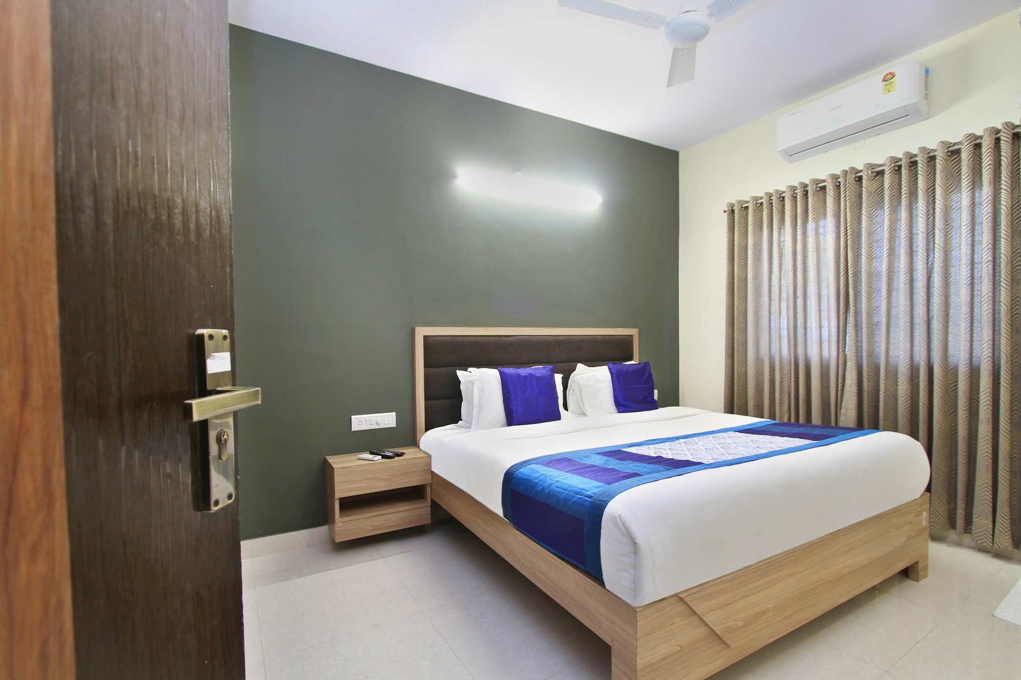 Hotel O Golden Inn Near Cubbon Park Bangalore Bagian luar foto