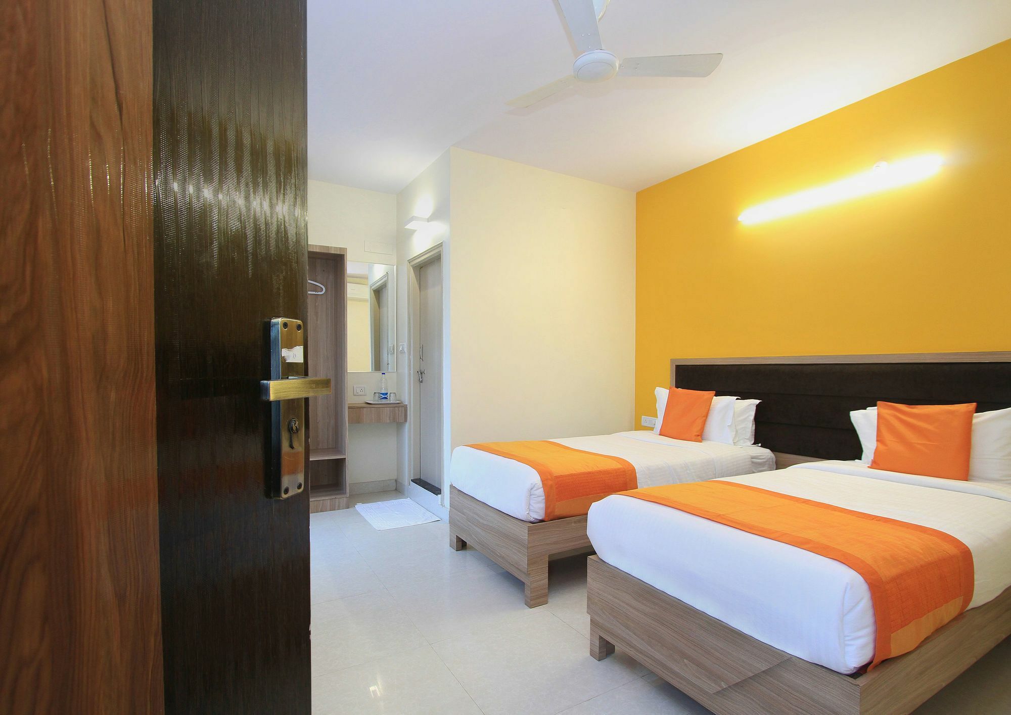 Hotel O Golden Inn Near Cubbon Park Bangalore Bagian luar foto